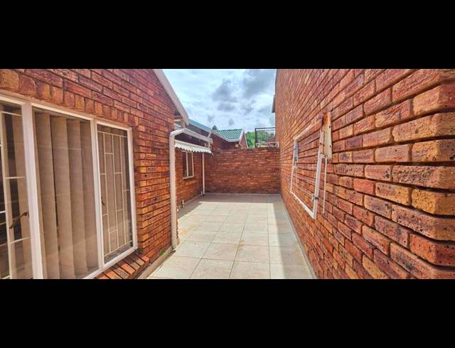 2 BEDROOM TOWNHOUSE FOR SALE IN HELDERKRUIN